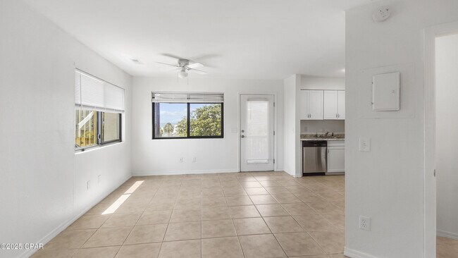 Building Photo - 4114 Holiday Dr