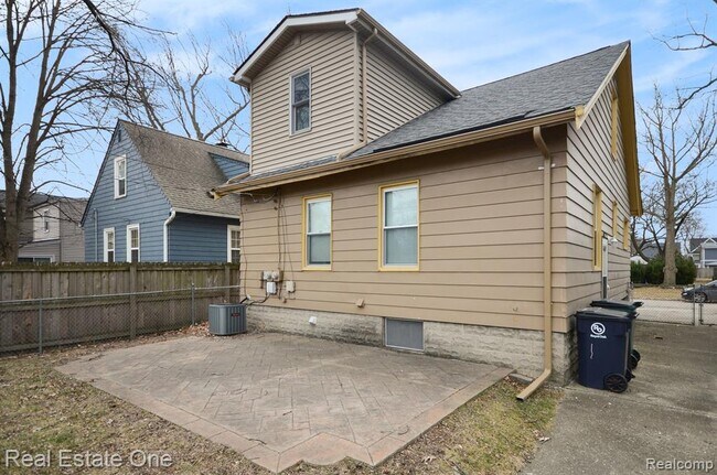 Building Photo - 1105 E Fifth St