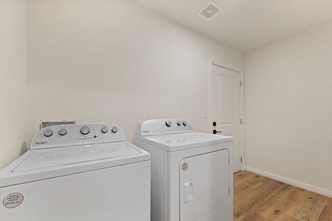 Building Photo - Magnolia Condos- 2 Bed + Study, 3 Bathrooms