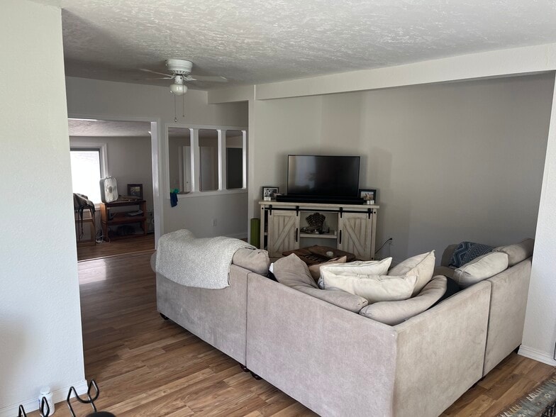 room for furniture - 2 Meadowlark Sq