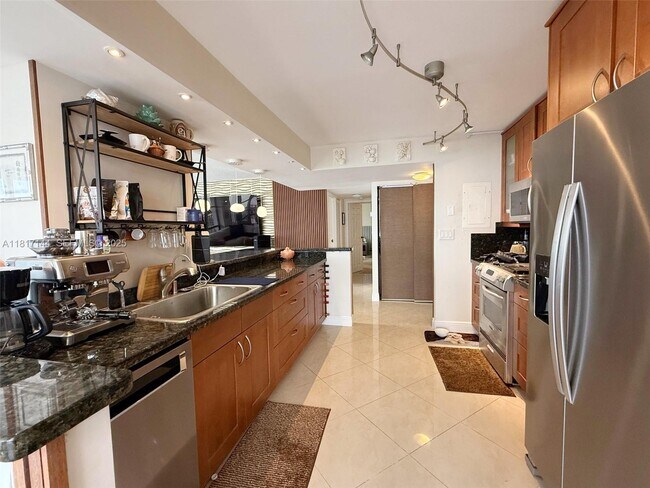 Building Photo - 800 Parkview Dr