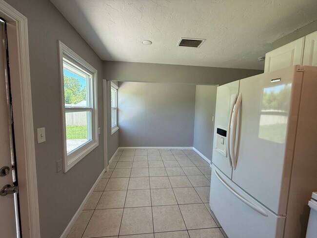Building Photo - 3 Bedroom 2 Bath Single Family Home