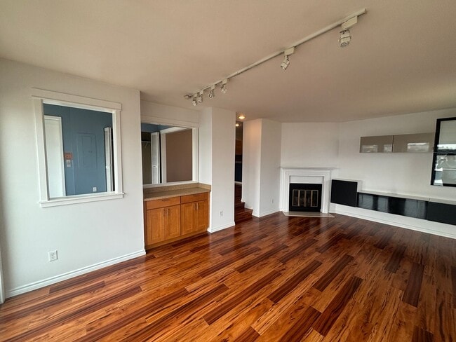 Building Photo - Great Priced Westlake Condo with Electric ...