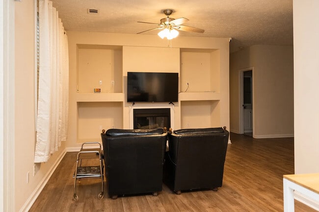 Building Photo - Room in House on Harmony Ct