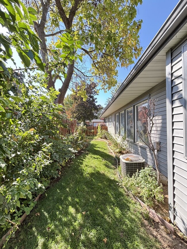 Building Photo - 6917 W Randolph Dr