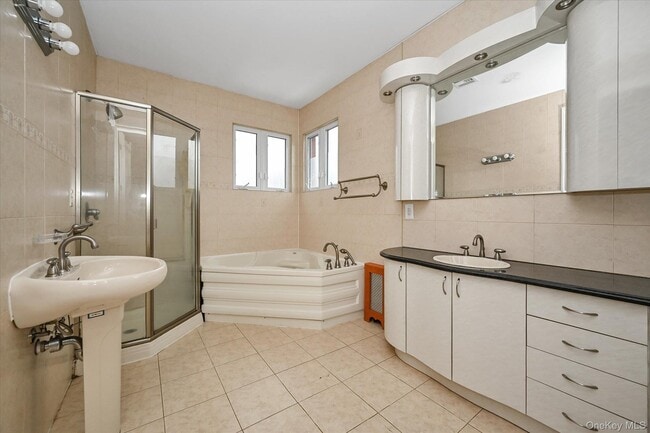 Building Photo - 77-16 Kew Forest Ln