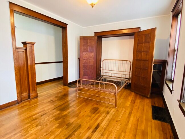 Building Photo - 4040 W Dickens Ave
