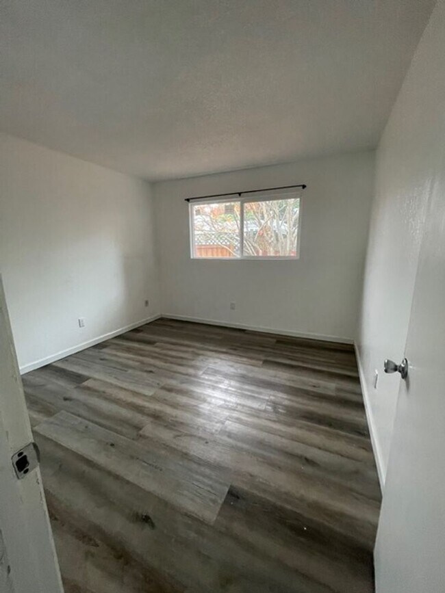 Building Photo - 2-Bedroom, 1-Bath Duet in Union City