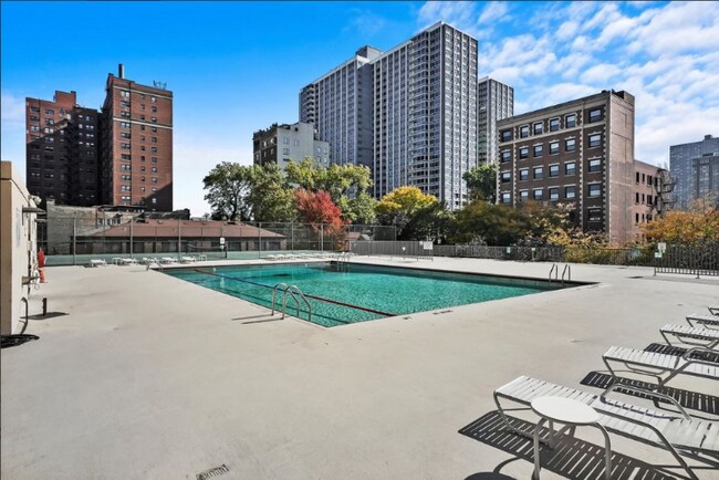 Building Photo - 4343 N Clarendon Ave