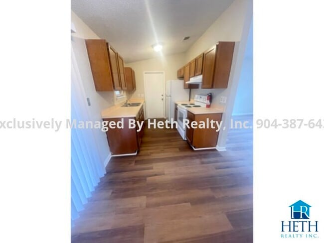 Building Photo - 3 Bedroom home ready for move in