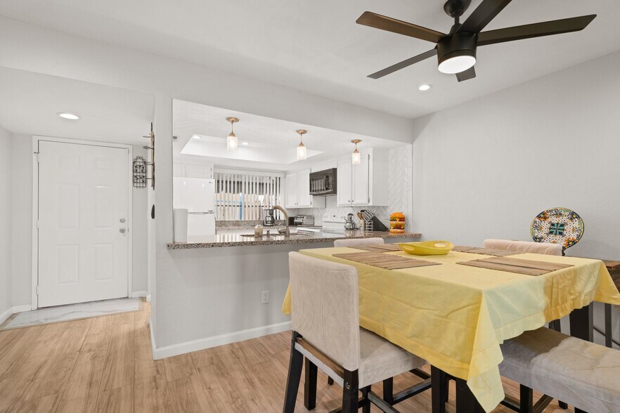 Building Photo - 14500 Palmas Dr