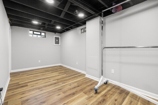 Building Photo - 5348 N Lydell Ave