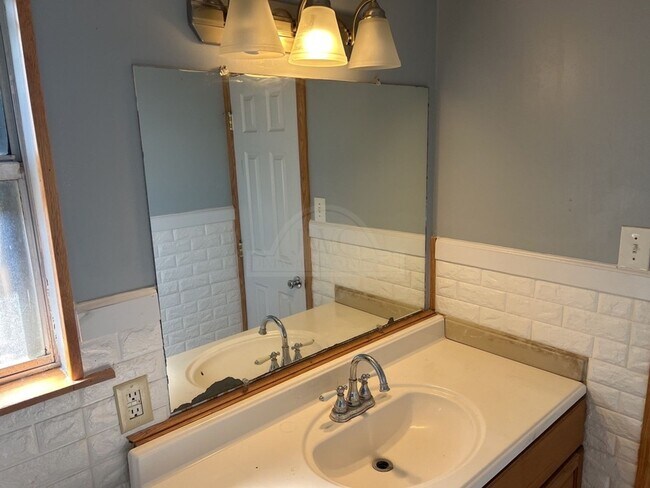 Building Photo - **2 weeks Free Rent***2310 Zinnia Court, K...