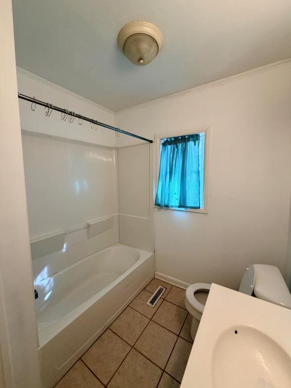 Building Photo - 210 Highland Dr