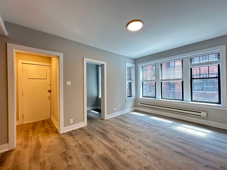 Building Photo - 4410 N Wolcott Ave