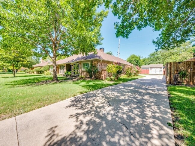 Building Photo - 3220 Nottingham Dr