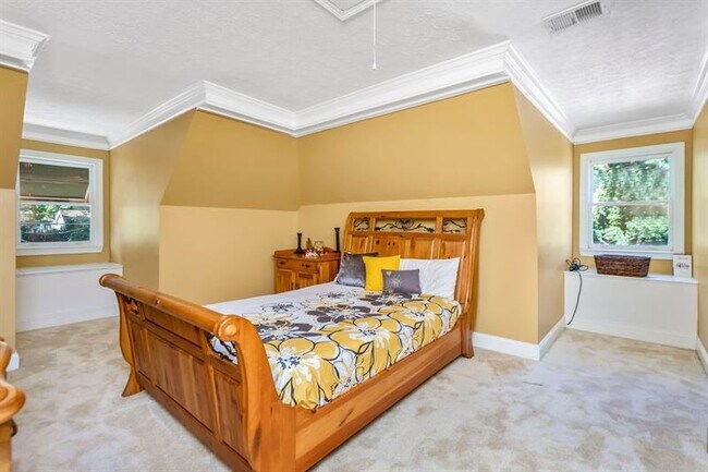 Building Photo - 65 Claire Dr SE