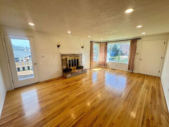 Building Photo - 6999 SE Norbert Dr