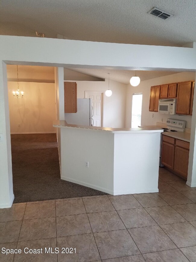 Building Photo - 888 Macon Dr