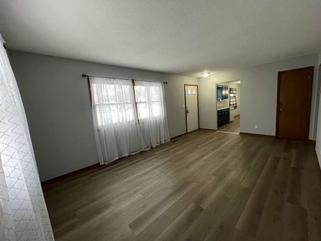 Building Photo - 416 Lakeland Dr SE