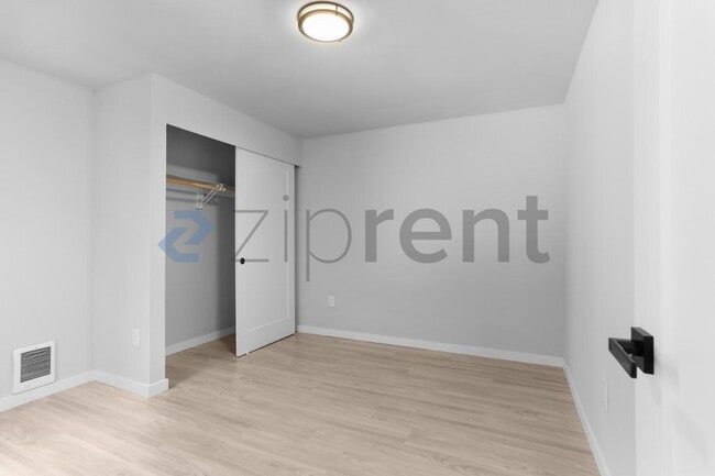 Building Photo - Unit B7