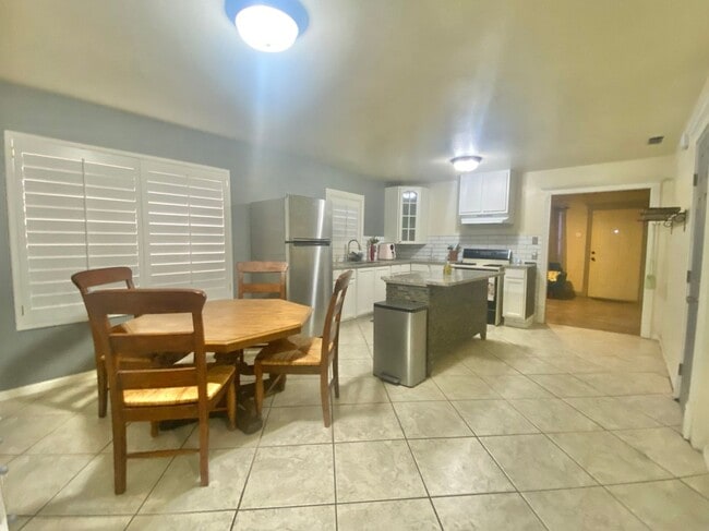 Building Photo - PRE- LEASING NOW for 2 bed 2 bath updated ...