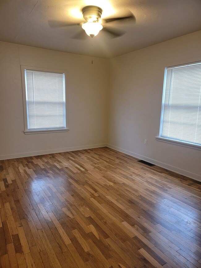 Building Photo - **APPROVED APPLICATIONS**  2 bed 1 bath single family home