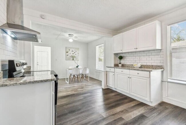 Building Photo - Housing Voucher Accepted: Charming 4-Bedro...
