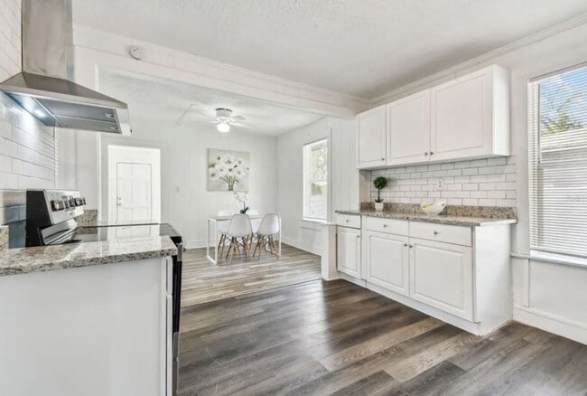 Building Photo - Housing Voucher Accepted: Charming 4-Bedroom Home in Saint Petersburg