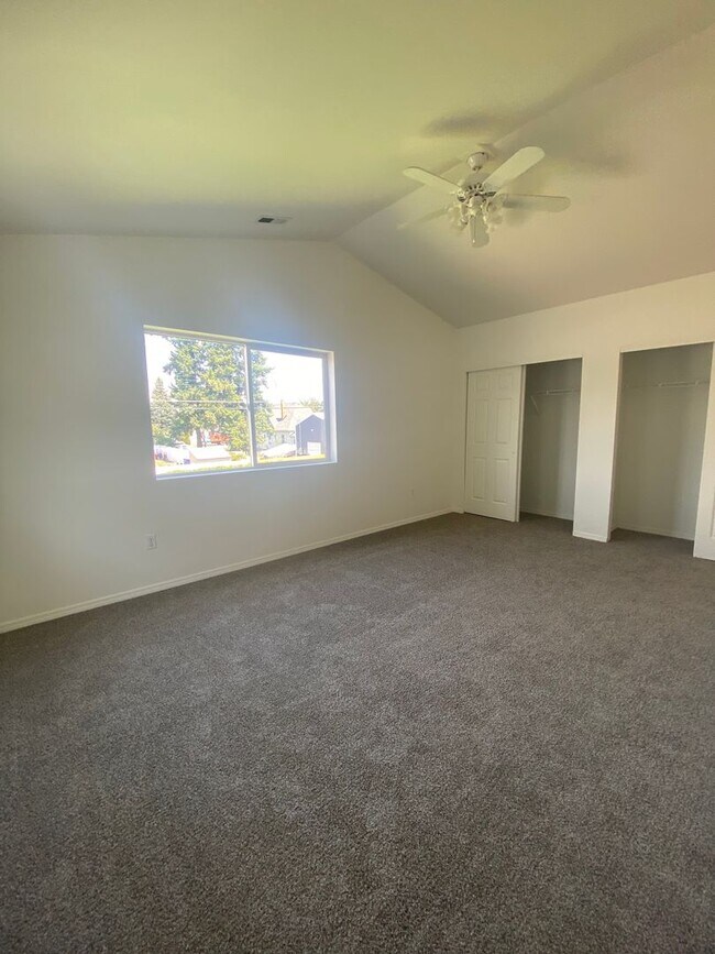 Building Photo - Large 3 bedroom, 2.5 bath duplex-just upda...