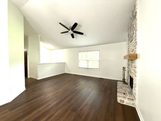 Building Photo - RENOVATED!!!!Great Location with Desirable...