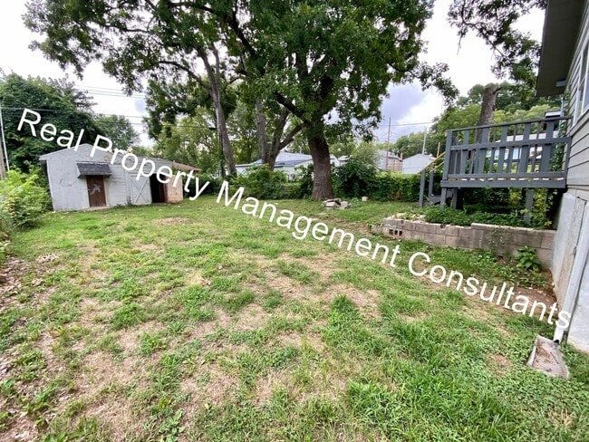 Building Photo - Charm and Space in 3 Bedroom Home