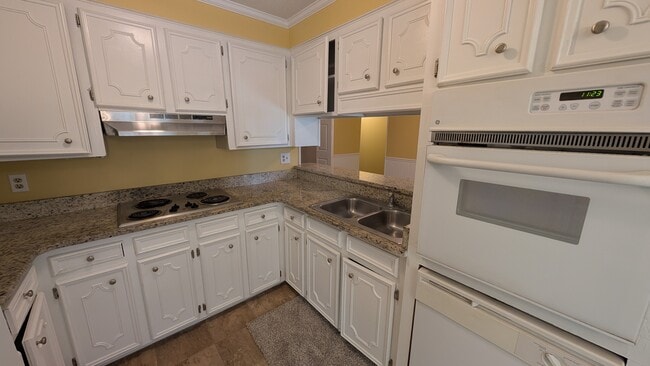 Building Photo - 2622 Kingston Dr