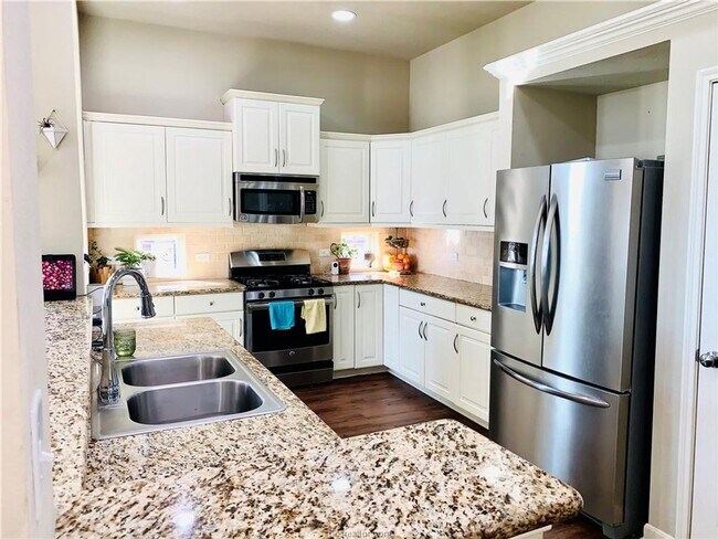 Building Photo - Available NOW! 3/2 in highly desirable Creek Meadows!!