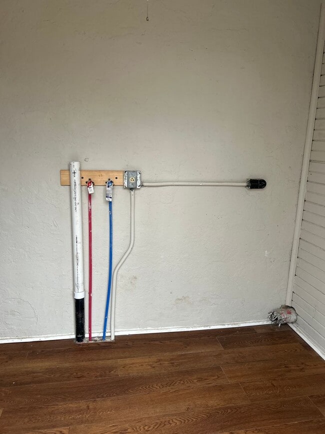 Building Photo - ** Move IN Special ** 2 bedroom 1 bath hom...