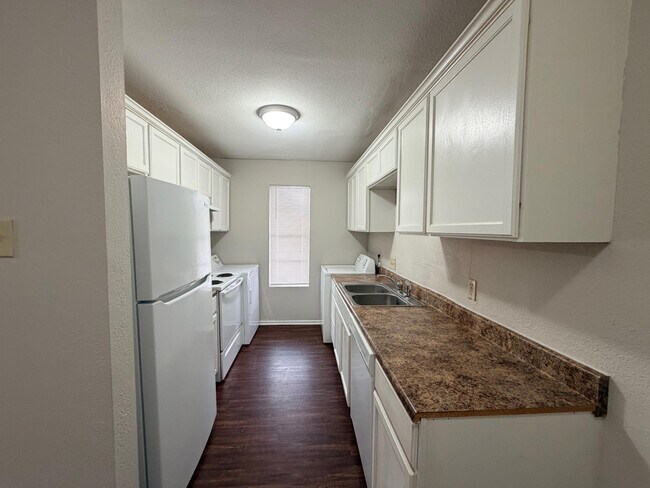 Building Photo - 3302 Salisbury Ave