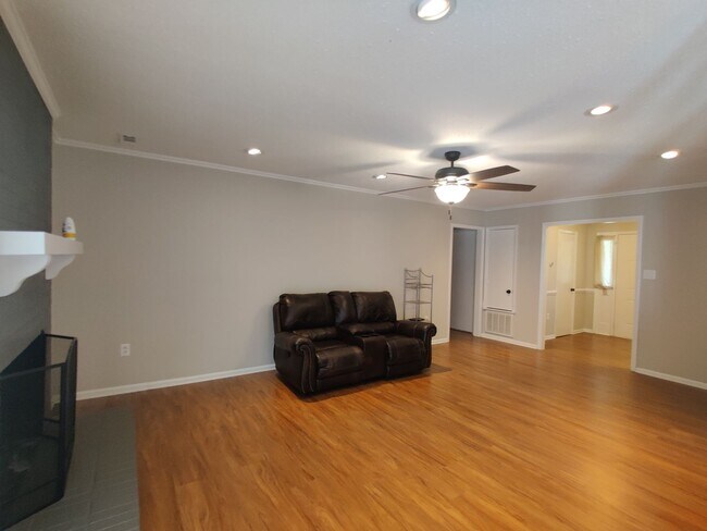 Building Photo - 7236 Walnut Wood Dr