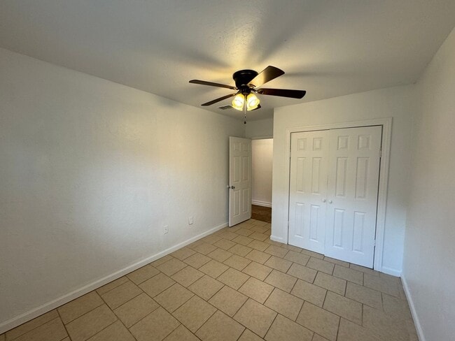 Building Photo - GORGEOUS! 5 Bedroom, 3 Bathroom Home in Deland!