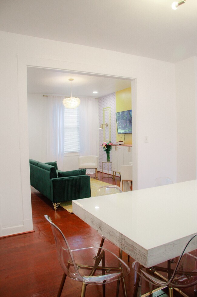 Building Photo - 708 Melville Ave