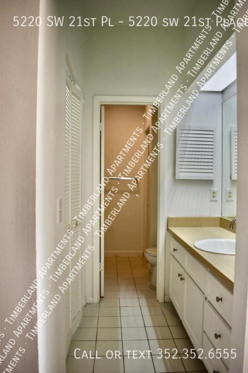 Building Photo - 5220 SW 21st Pl