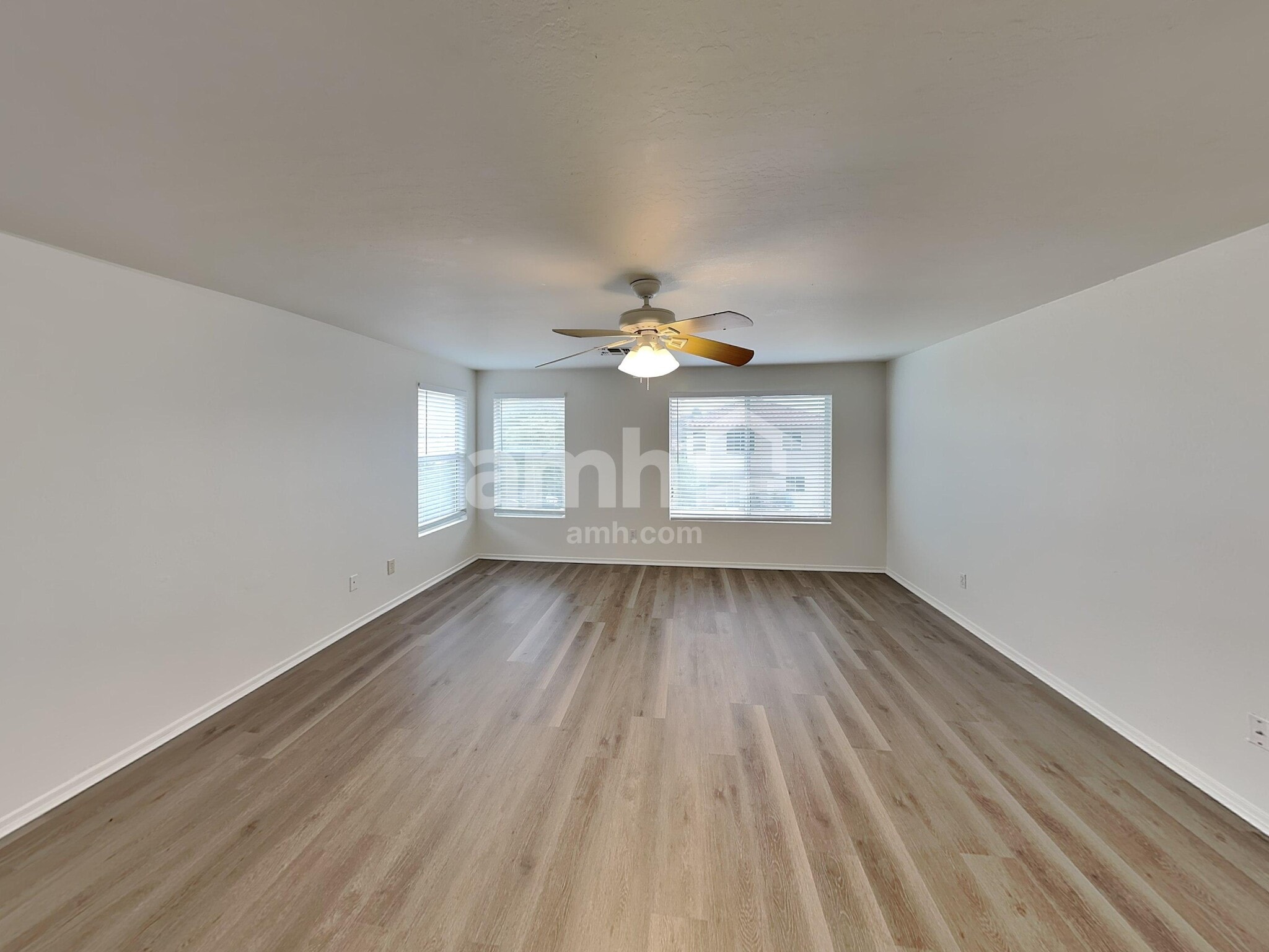 Building Photo - 12717 W Paradise Dr