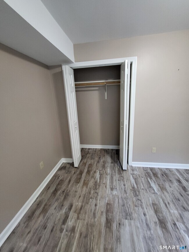 Building Photo - 4 Manorwood Dr