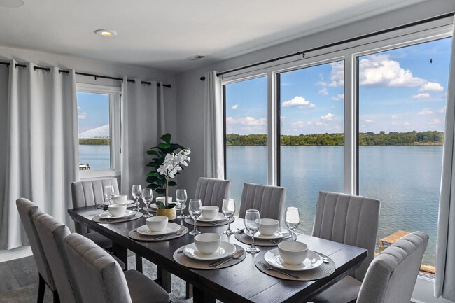 Building Photo - 301 S Front St