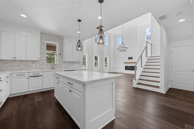 Building Photo - Gorgeous 4 bedroom/3.5 bath estate home fo...