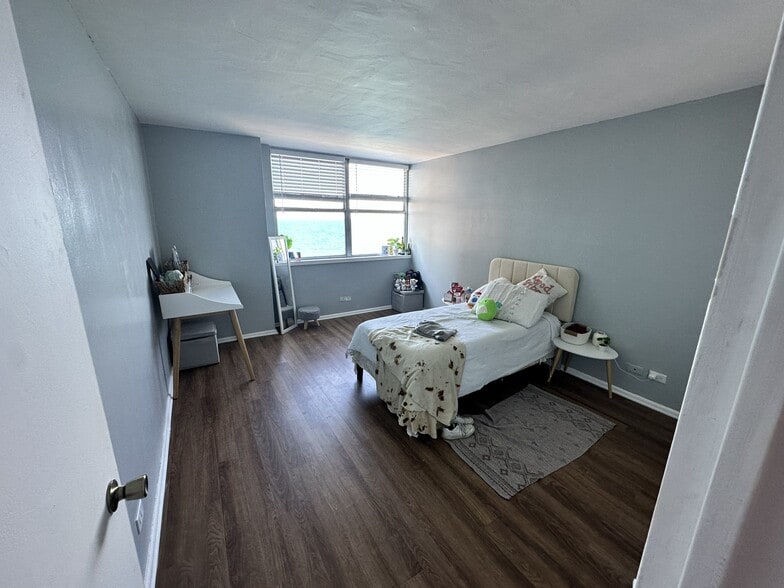 Bedroom - 6301 N Sheridan Rd