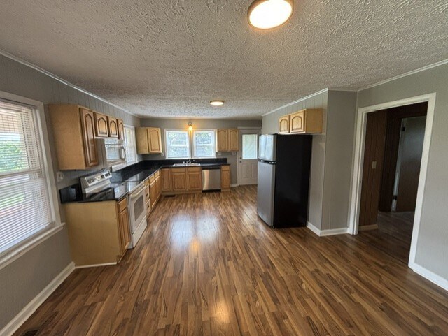 Building Photo - 3785 Sunnydale Rd
