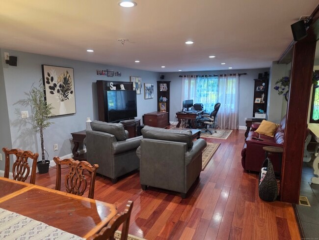 Building Photo - 913 Pleasant Valley Rd