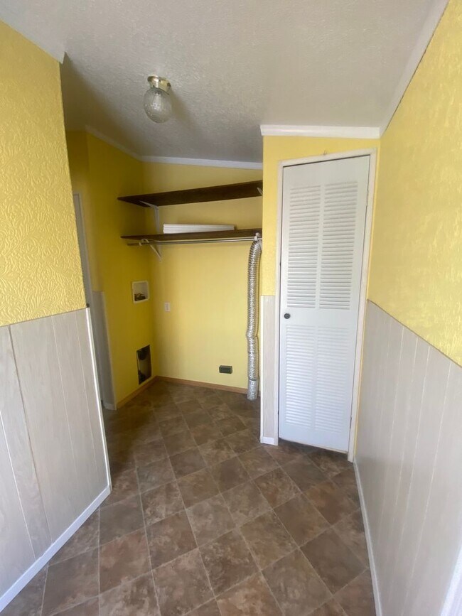 Building Photo - 4 Bedroom Single Family Home!