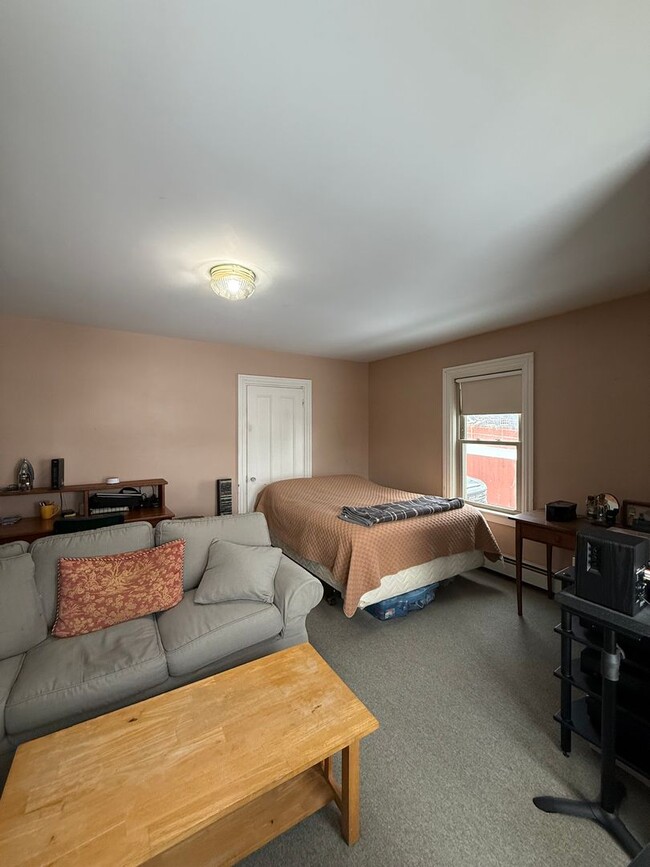 Building Photo - Available 3/15: First floor unit - 1 bed/1...