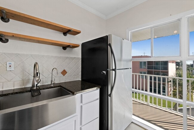 Building Photo - Spacious Riverview 1B/1B Condo